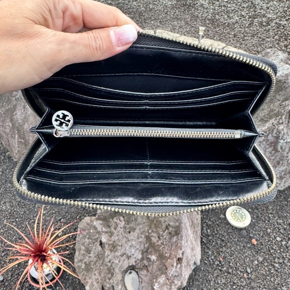 Tory Burch FAIR CONDITION Amanda Black Leather Zip Around Wallet Silver Logo - Picture 9 of 10